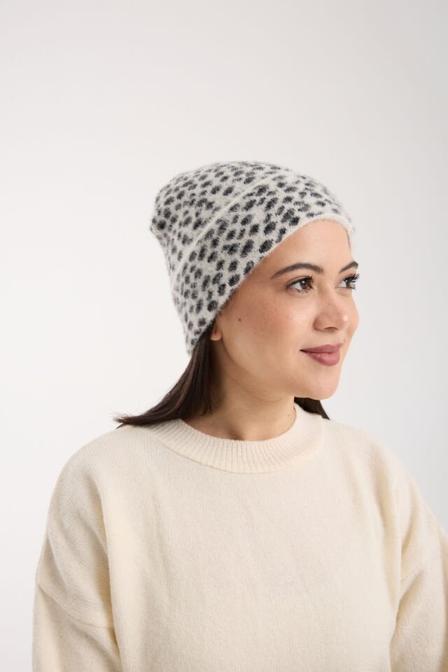 Beyaz Leopar Desenli Peluş Katlamalı Bere