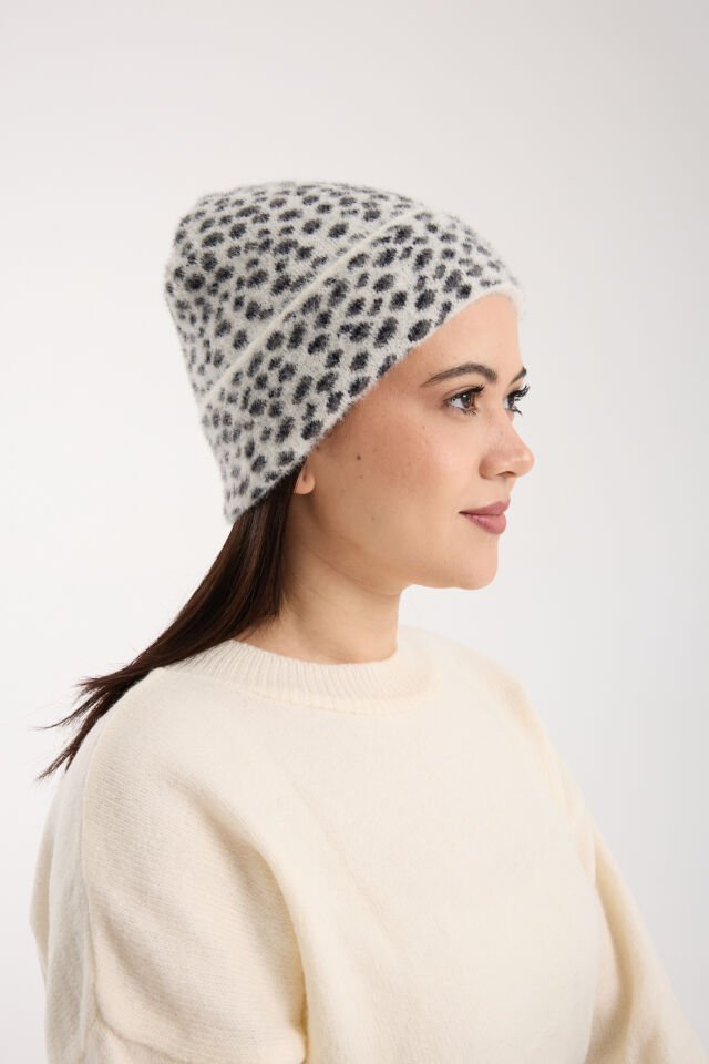 Beyaz Leopar Desenli Peluş Katlamalı Bere